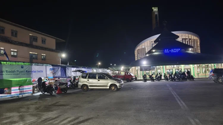 Jamaah Tarawih di Masjid Al Amin Membludak