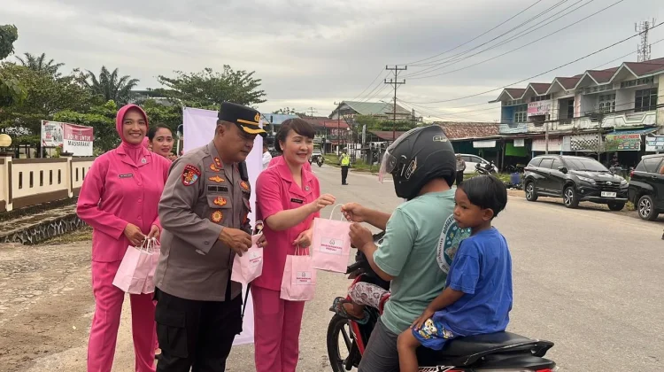 Kapolres Melawi dan Bhayangkari Bagikan Takjil Ramadan pada Warga
