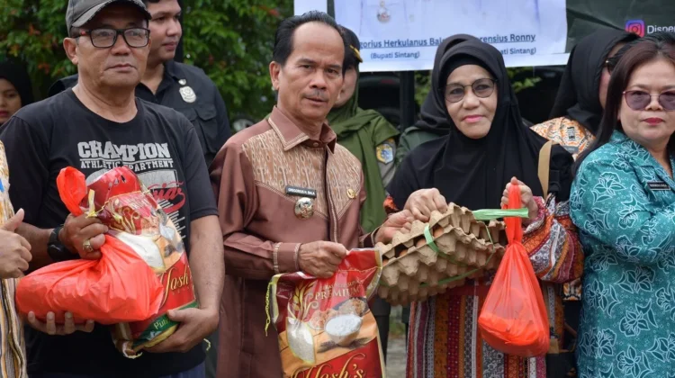 Operasi Pasar, Bupati Sintang Pantau Warga Antre Sembako
