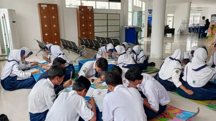 Pelajar MTsN Sintang Lakukan Pembelajaran Literasi