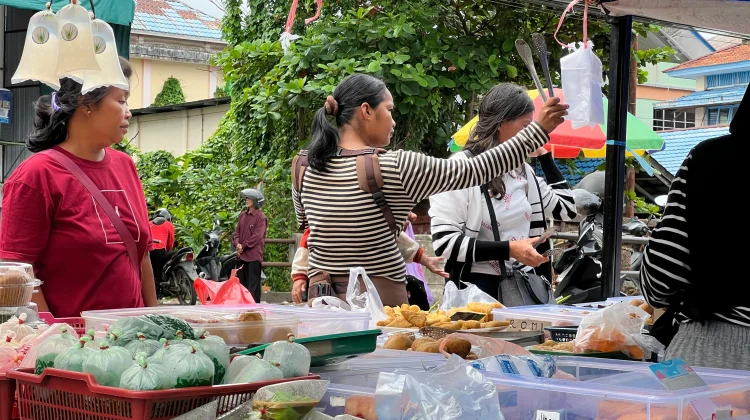 Berkah Ramadan, Semua Umat Turut  Berburu Takjil