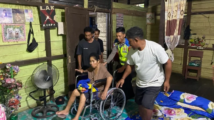 Berjuang Lawan Stroke: Yasina Dapat Bantuan Kursi Roda dari Polres Sekadau