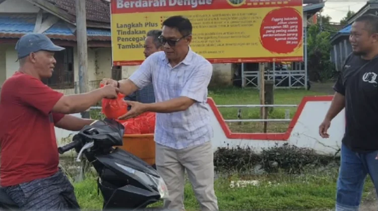 Bagi Takjil: Dinkes PP dan KB Kapuas Hulu Berbagi Berkah Ramadan
