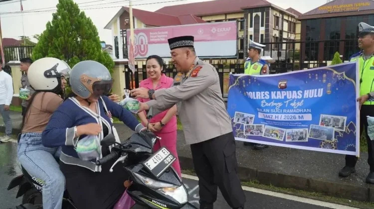 Polres Kapuas Hulu Bagikan 200 Paket Takjil, Pererat Silaturahmi di Bulan Ramadan