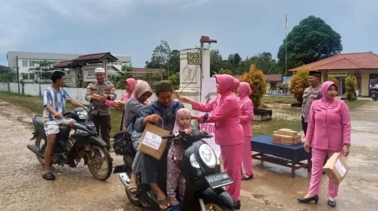 Polsek Suhaid Bagikan 50 Kotak Takjil ke Masyarakat di Depan Mako Polsek