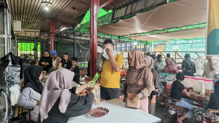 Cuaca Panas Tak Surutkan Antusiasme Warga Sintang Antre Takjil