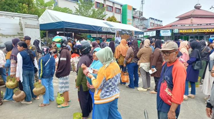 Warga Padati Operasi Pasar Ramadan di Pasar Raya Sintang