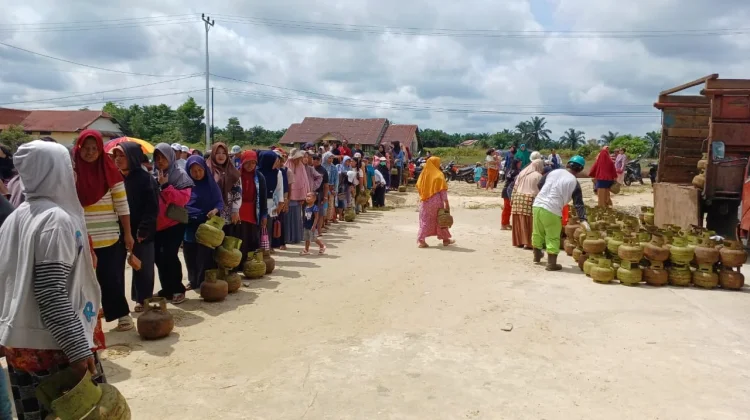 Masyarakat Binjai Hulu Serbu Operasi Pasar LPG 3 Kg