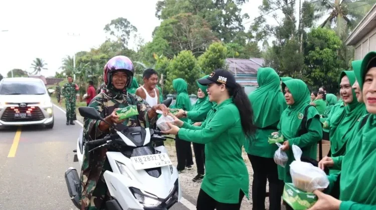 Persit Kodim Putusibau Bagikan Takjil pada Warga
