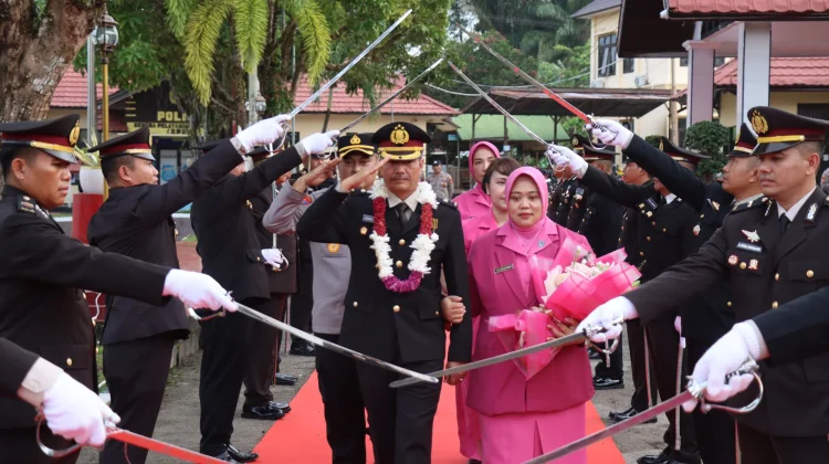 Tradisi Gerbang Pora Warnai Pelepasan Kompol Oding Ardi di Polres Melawi