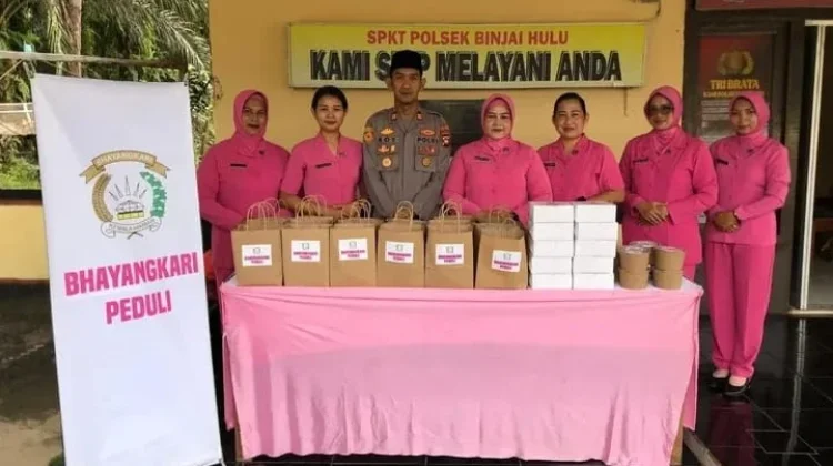 Bhayangkari Polsek Binjai Hulu Bagikan Takjil pada Warga