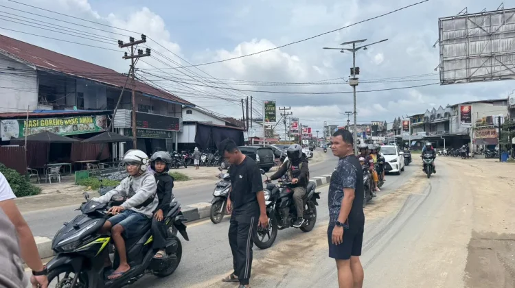 Polres Sintang Bersihkan Tumpahan Solar di Jalan