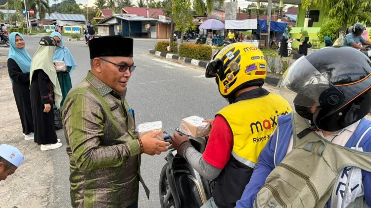 Kemenag Sintang Berbagi Takjil pada Pengguna Jalan