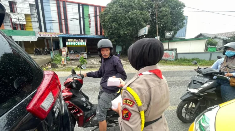 Saka Bhayangkara Polres Sintang Bagi Takjil