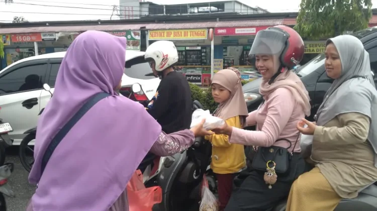 Salimah Sintang Bagikan 300 Takjil