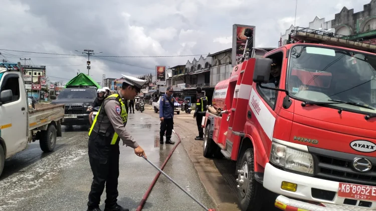 Polres dan Damkar Bersihkan Tumpahan Minyak di Jalan Raya