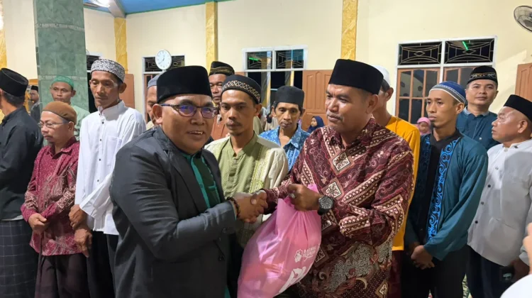 Kemenag, Baznas dan Munzalan Sintang Berbagi Paket Sembako di Desa Terusan