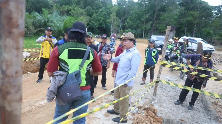 Ketua Komisi V DPR RI Tinjau Pembangunan Jalan Paoh Desa–Umin Jaya