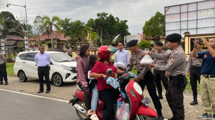 HUT Korp Sabhara, Polres Melawi Berbagi Takjil