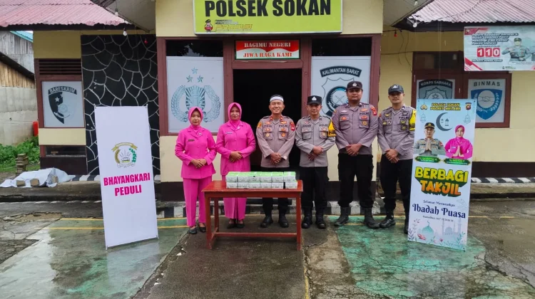 Raih Berkah Ramadan, Polsek Sokan Bagikan Takjil kepada Warga
