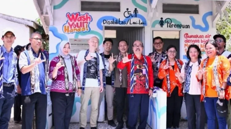 WVI Serahkan Pembangunan Toilet Sekolah di Sepauk