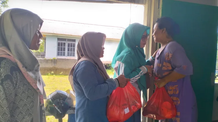 KAHMI, FORHATI, HMI Sintang Salurkan Paket Sembako