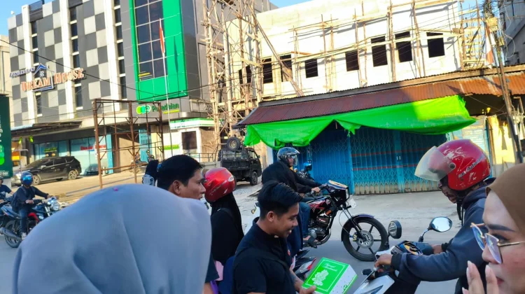 Nusantara Surya Sakti Sintang Bagikan Takjil