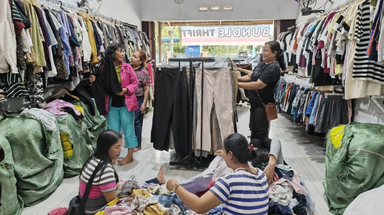 Baju Lelong Sintang Laris Manis jelang Lebaran