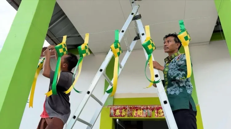 Sambut Lebaran, Pegawai Kemenag Sintang Pasang Pernak Pernik Islami