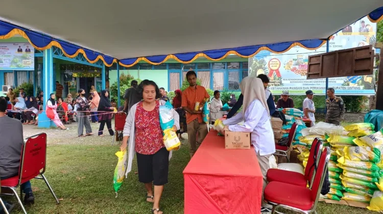 Warga Serbu Gerakan Pangan Murah Sintang di Bulan Ramadan 1447 H