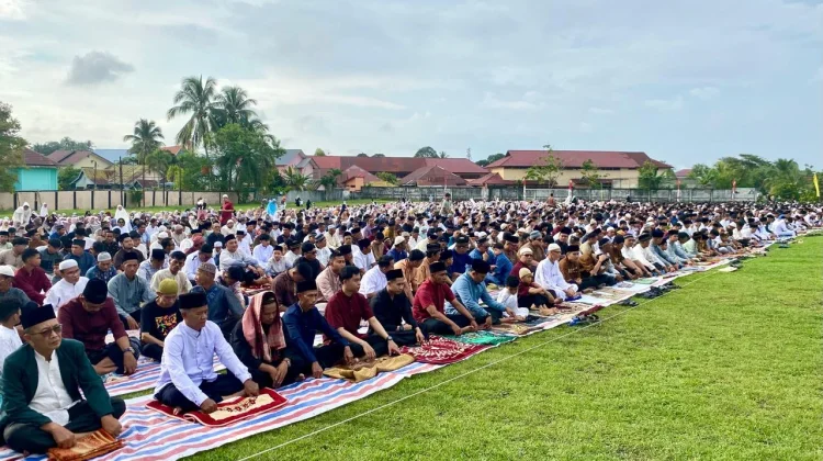 Salat Idulfitri di Lapangan Satria Kodim 1205 Sintang