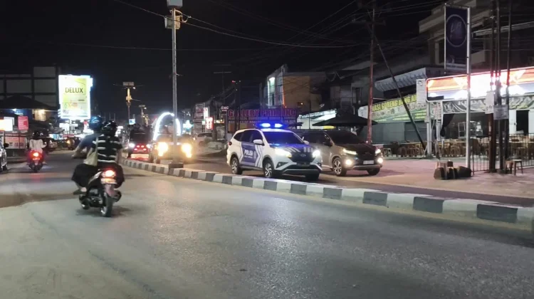 Kendaraan Pawai Takbiran Padati Lintas Melawi