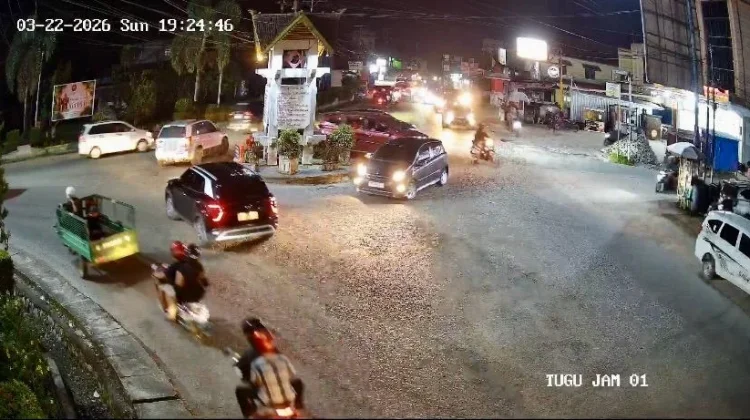 Pantauan CCTV Lalu Lintas di Tugu Jam Sintang