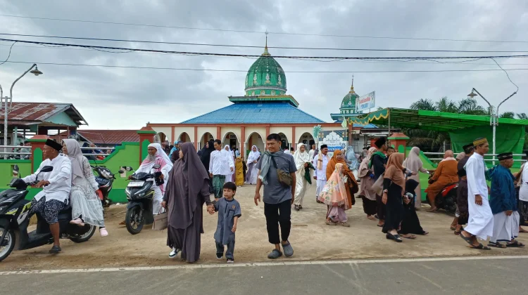 Warga Binjai Hulu Padati Masjid Al-Huda saat Salat Idulfitri