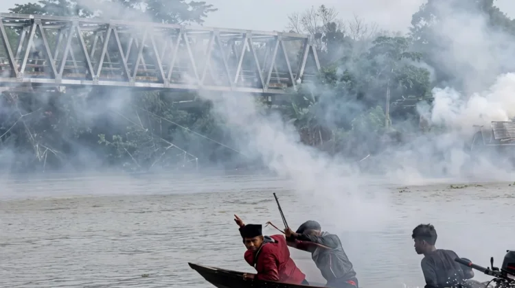 Aksi Perang Petasan Kembali Ramaikan Jembatan Melawi