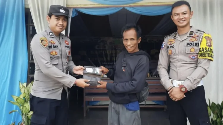 PosPam Kayu Lapis Sekadau Kembalikan Dompet Warga yang Hilang