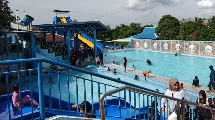 Pengunjung Kolam Renang Balliomoro Sintang Melonjak Tajam