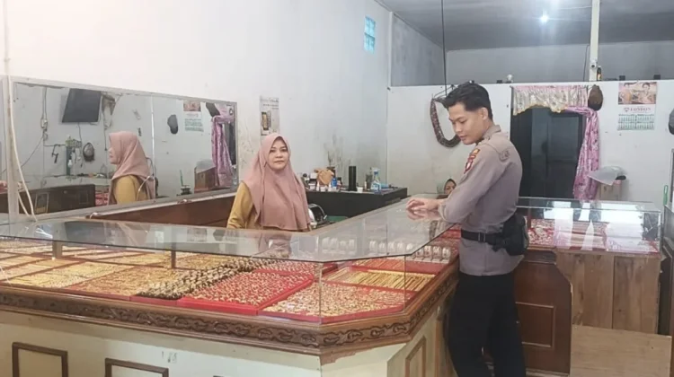 Polsek Boyan Tanjung Kunjungi Daerah Rawan Kamtibmas
