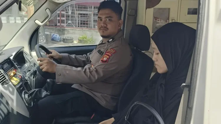 Respon Cepat Layanan 110 Polres Sintang: Bantu Evakuasi Warga ke Rumah Sakit