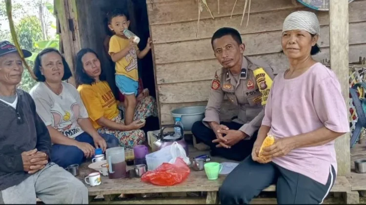 Jaga Kamtibmas, Bhabinkamtibmas Polsek Kayan Hilir Sambangi Warga Desa Binaan