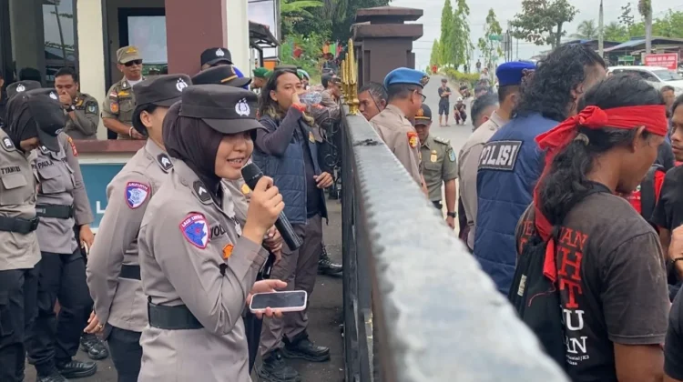 Polwan Polres Sintang Sambut Massa Aksi dengan Berpantun