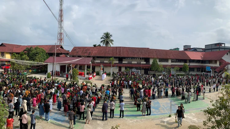Ratusan Umat Mengikuti Perayaan Minggu Palma di Paroki Maria Ratu Semesta Alam
