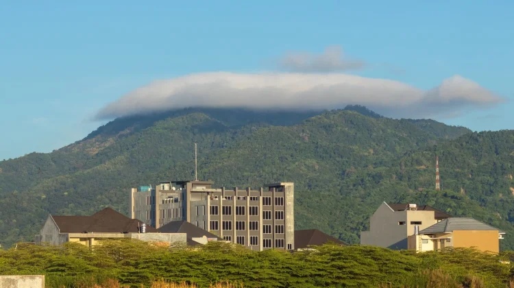 Awan Lentikular Terlihat Cantik dari Bawah, Apakah Jadi Tanda Bahaya?