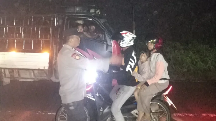Polisi dan BPBD Bersihkan Tumpahan Solar di Jalan