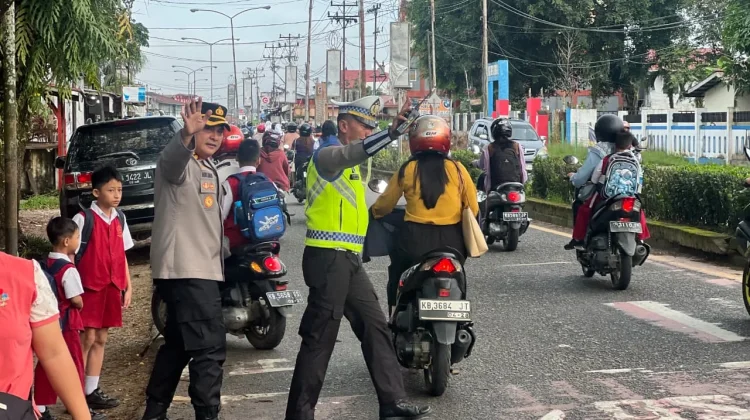 Kapolres Melawi Laksanakan Strong Point dan Pengaturan Lalu Lintas Pagi