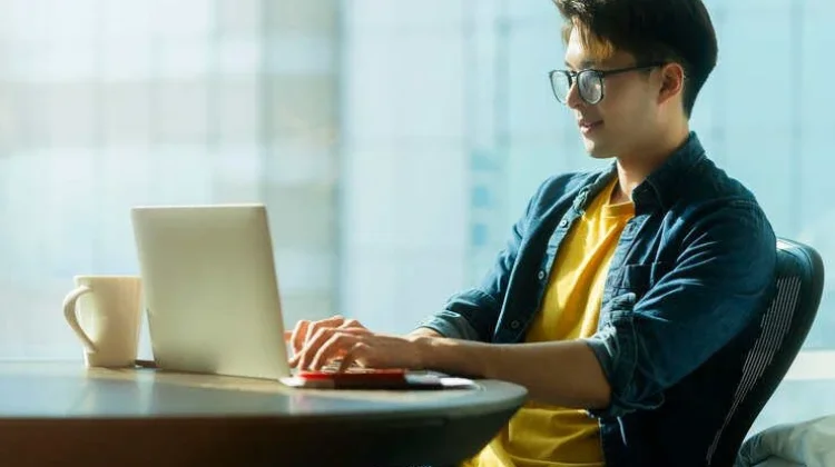 Fenomena Anak Muda Memilih Freelance Dibanding Kerja Kantoran di Indonesia