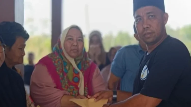 Relawan Peduli Sesama Berbagi Tali Asih di Sepauk