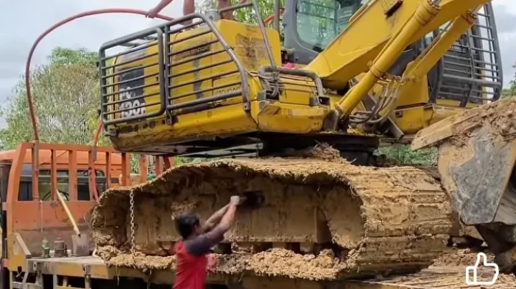 Tangani Jalan Rusak,Pemkab Sintang Kirim Alat Berat ke Bedayan Sepauk
