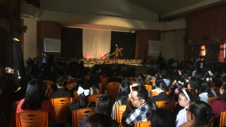OMK Katedral Sintang Persembahkan Jalan Salib Teatrikal "Redup Mati dan Kembali"