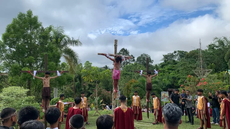 Paroki Maria Ratu Semesta Alam Menghadirkan Tablo Kisah Sengsara Yesus Kristus